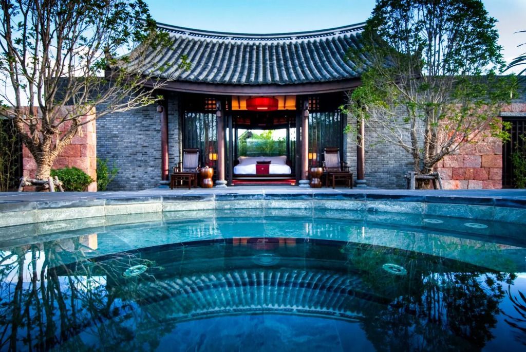 Rundpool vor einer stilvollen Villa im Banyan Tree Lijiang
