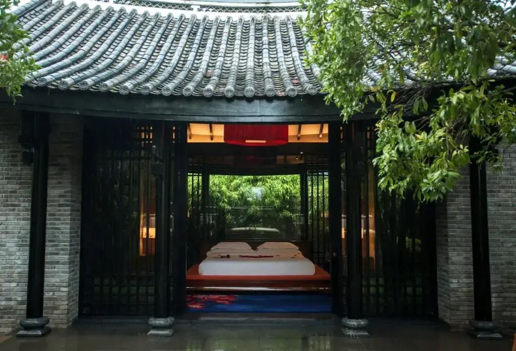 Elegantes Schlafzimmer mit Gartenblick in einer Villa des Banyan Tree Lijiang