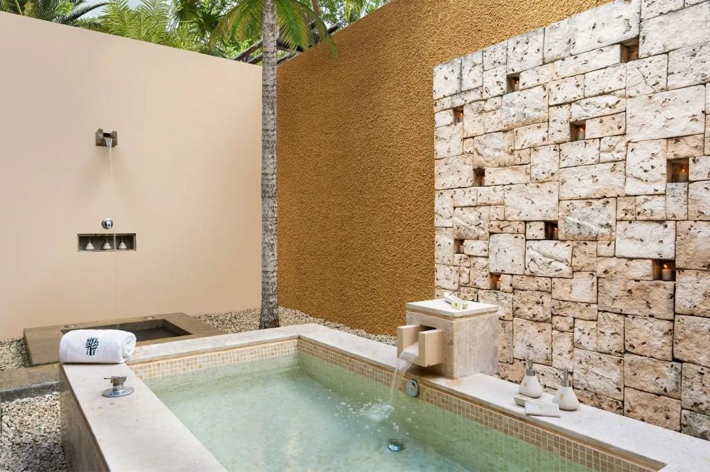 Privater Außenbereich mit kleiner Terrasse und exquisitem Steinbrunnen