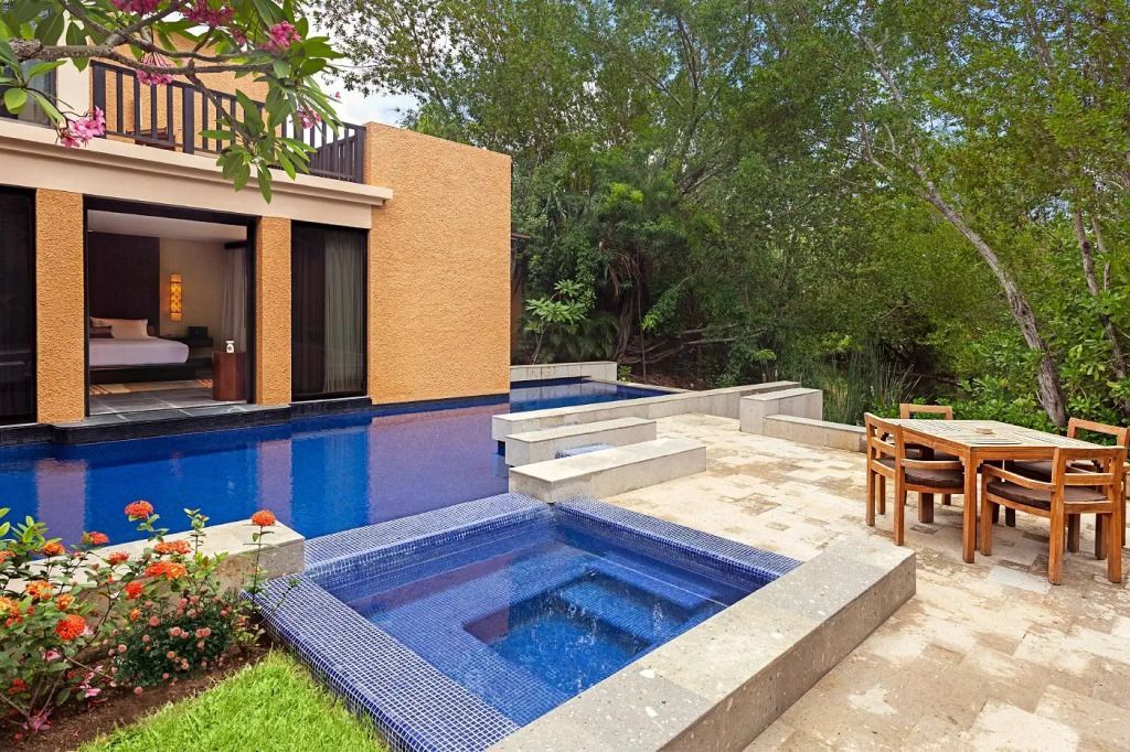 Privater Außenbereich mit Pool und Grünanlage