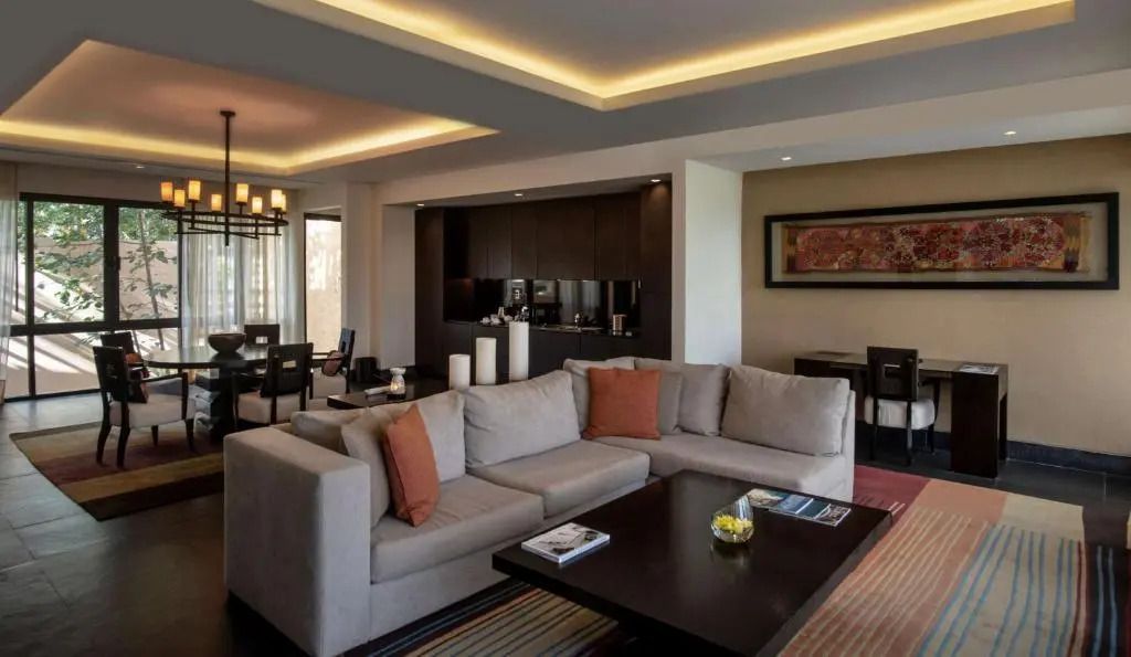 Moderne Wohnfläche mit komfortablem Sofa, Esstisch und stilvoller Beleuchtung
