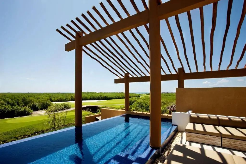 Infinity-Pool mit Holzüberdachung und spektakulärem Ausblick auf die Landschaft