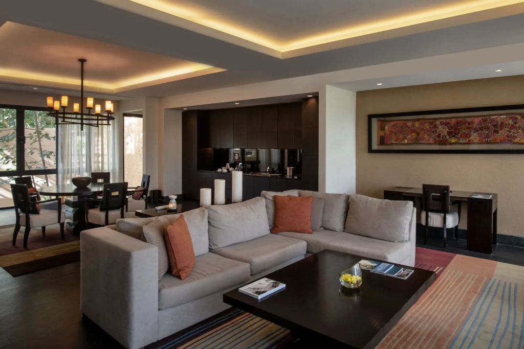 Großzügige Lounge mit modernen Möbeln und gemütlicher Atmosphäre.