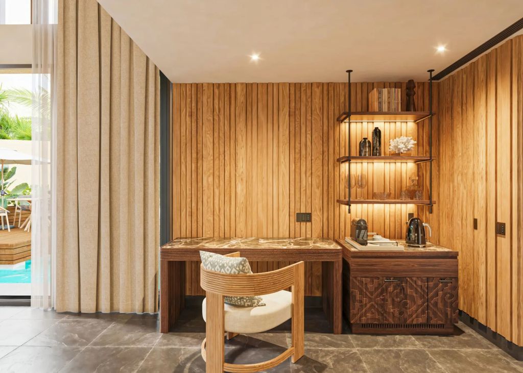 Holzvertäfelter Arbeitsbereich mit stilvollem Schreibtisch und Regal