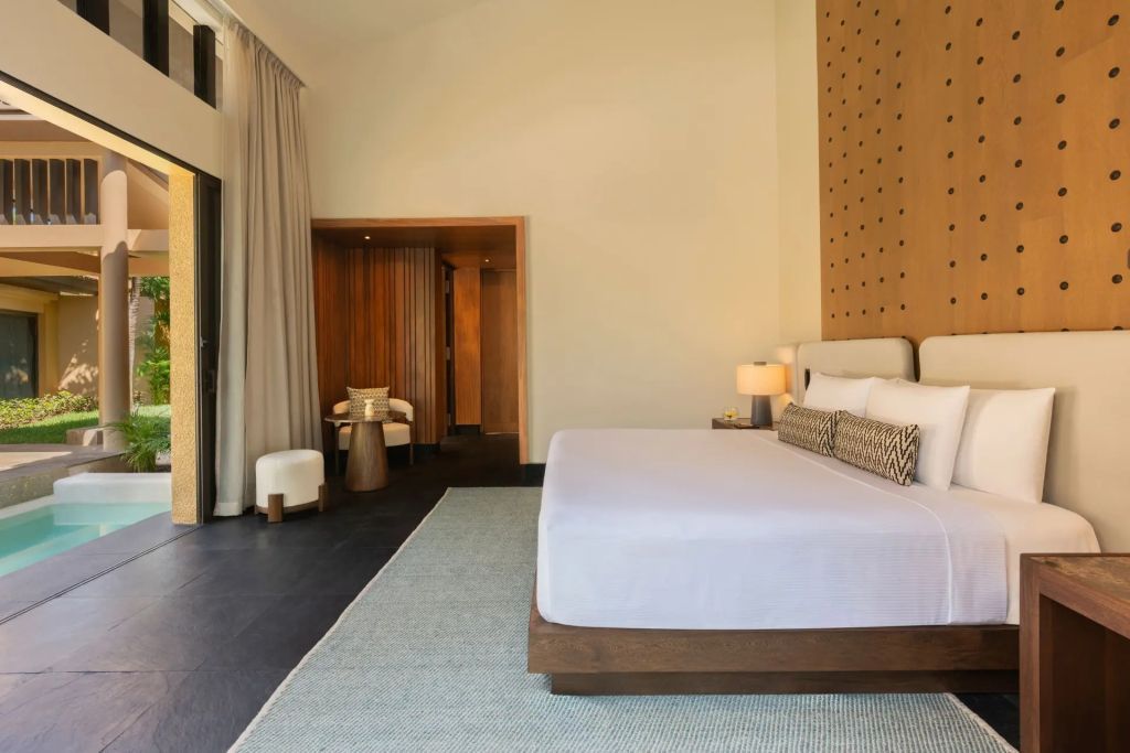 Großes, modern eingerichtetes Schlafzimmer mit edlen Holzakzenten