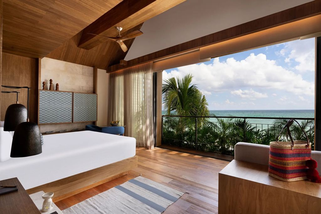 Geräumige Suite mit Balkon und Meerblick im Banyan Tree Mayakoba.