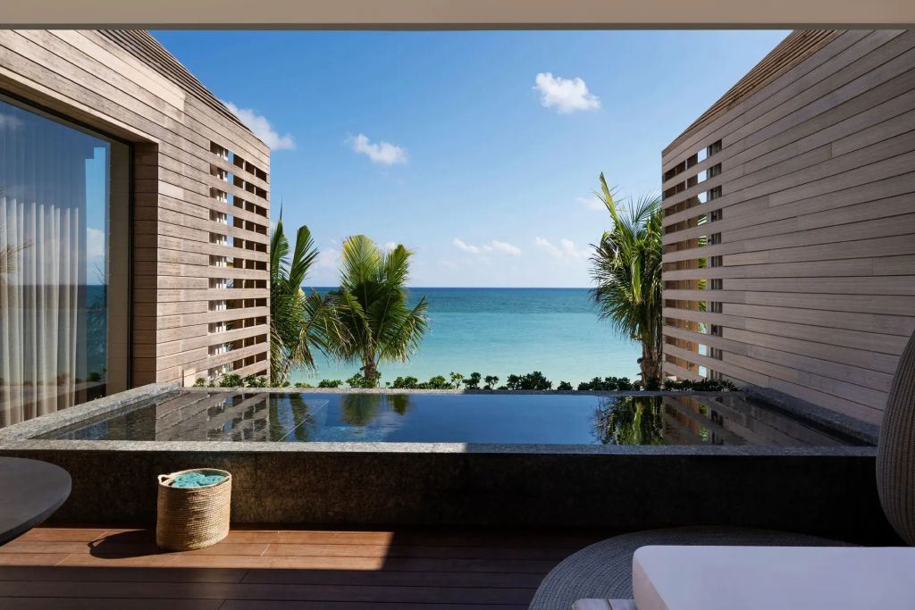 Panoramablick auf das Meer von der Poolterrasse aus.