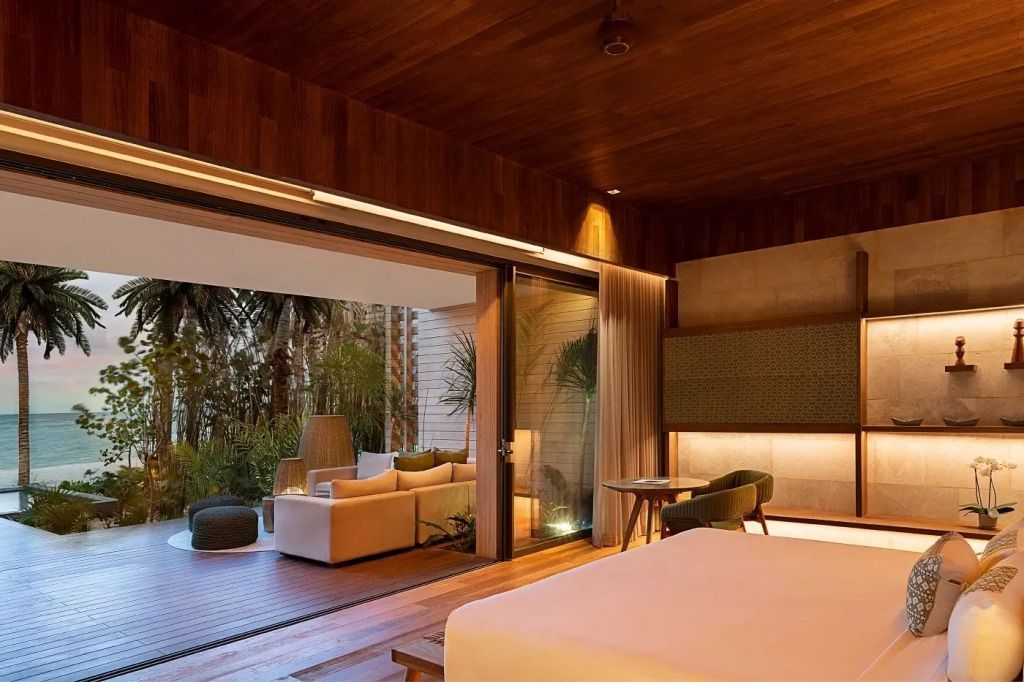 Offene Suite mit Ausblick auf Terrasse und modernem Interieur