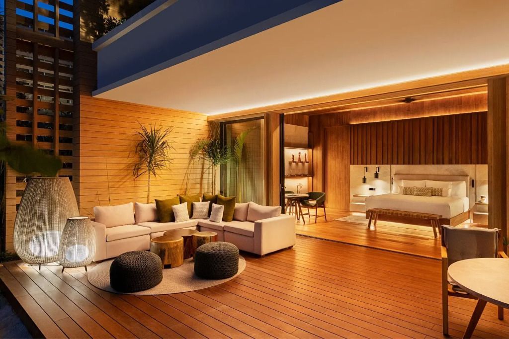 Geräumige Terrasse mit moderner Sitzgelegenheit und Blick ins Innere der Suite