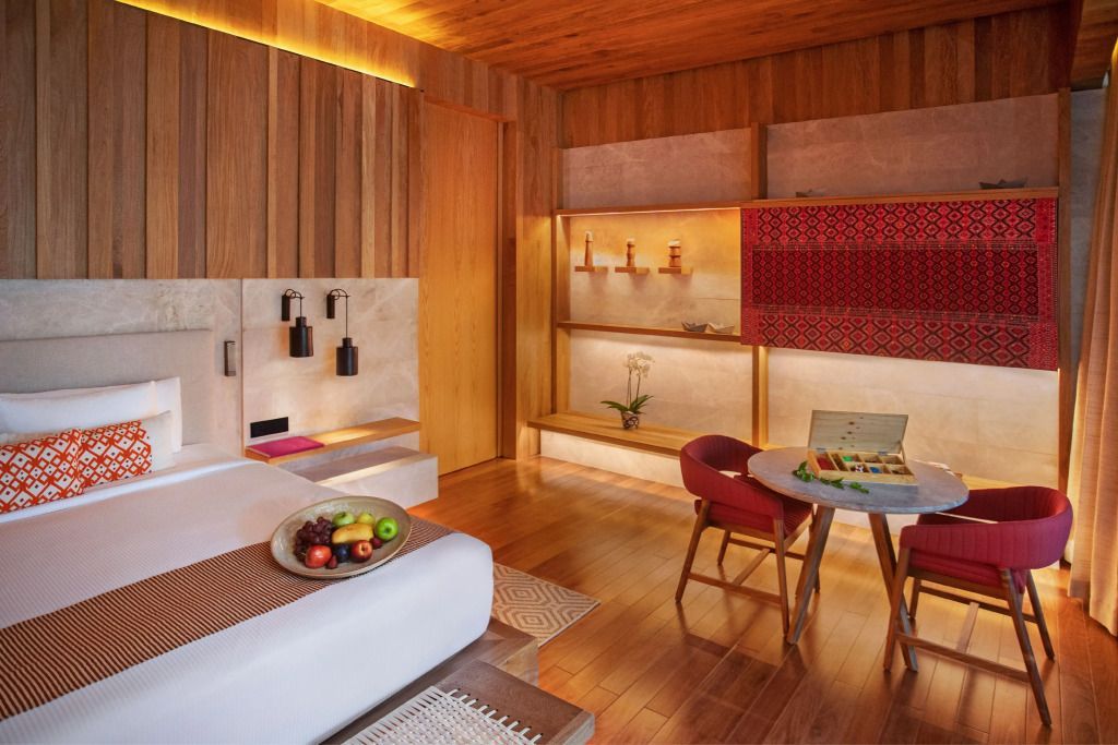 Schlafzimmer mit moderner Einrichtung und stilvollen Dekorationen im Banyan Tree Mayakoba.