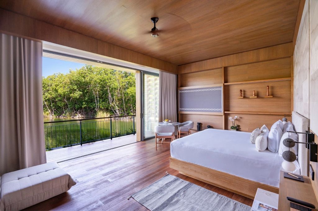 Geräumiges Zimmer mit Holzboden und Blick auf die Lagune.