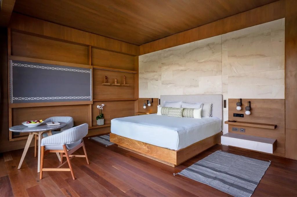 Elegantes Schlafzimmer mit Holzdekor und modernen Möbeln.
