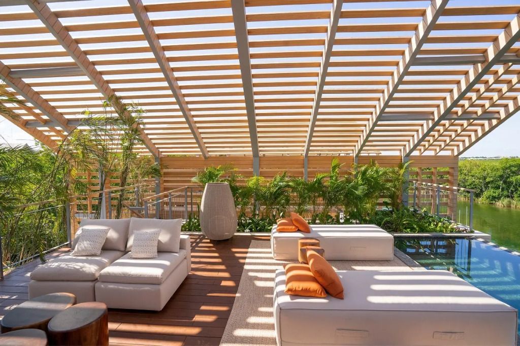 Rooftop-Terrasse mit gemütlichen Sitzgelegenheiten und Pflanzen.