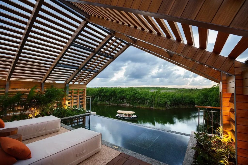 Infinity-Pool auf der Terrasse mit Blick auf die Mangroven.