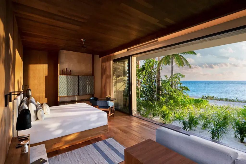 Luxuriöse Suite mit Meerblick und modernem Dekor, Holzverkleidung und großen Glasfenstern