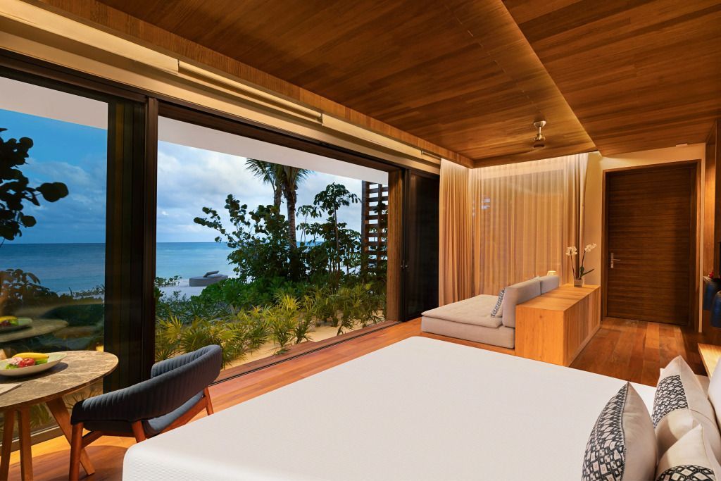 Gemütliches Zimmer mit Panoramafenster und Meeresblick, stilvoll eingerichtet