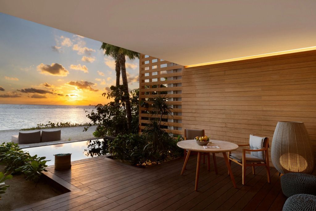 Private Terrasse bei Sonnenuntergang mit Meerblick, möblierter Sitzbereich