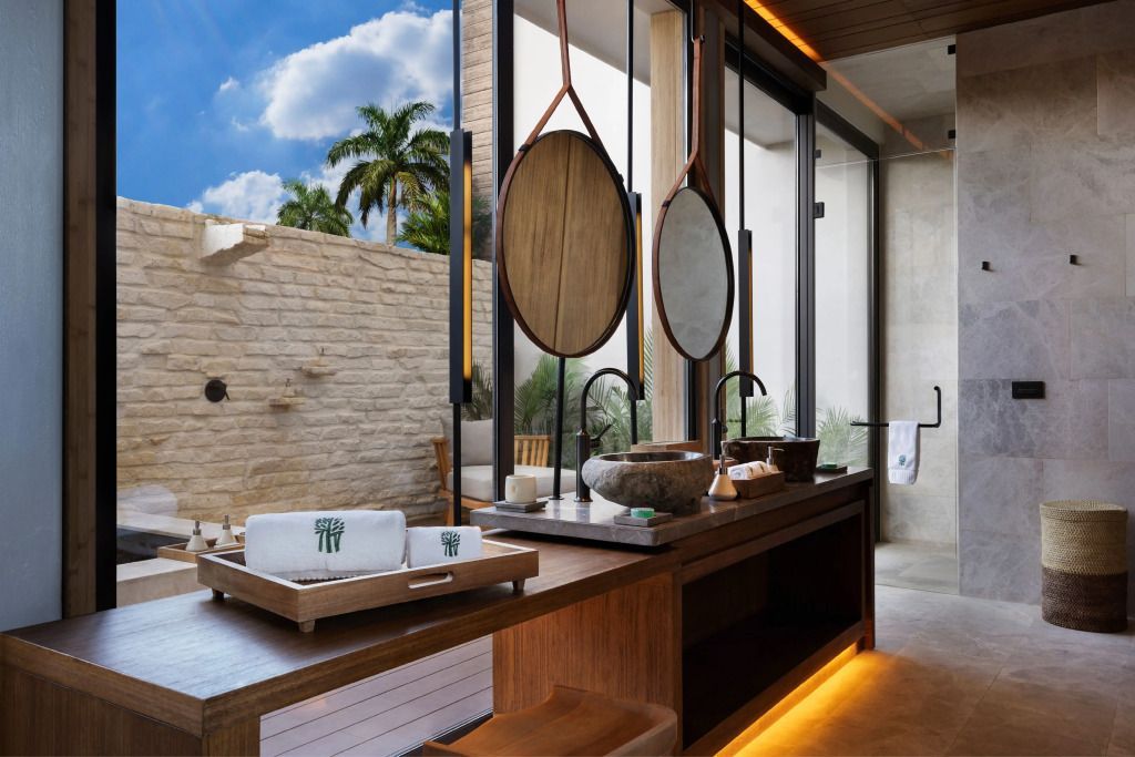 Modernes Badezimmer mit stilvollen Spiegeln und natürlichem Licht, minimalistisches Design