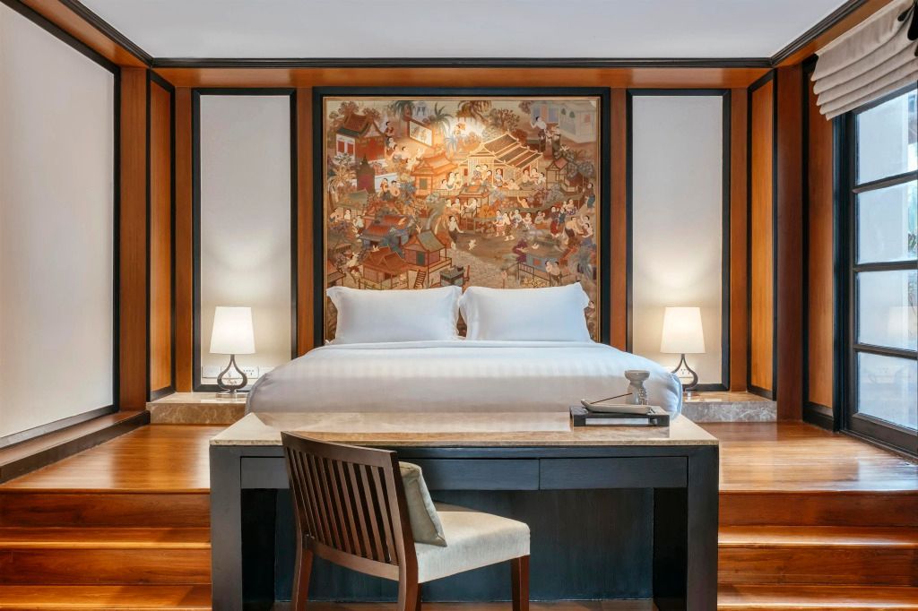 Luxuriöses Schlafzimmer mit Holzdetails und kunstvoller Wanddekoration