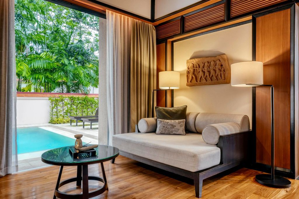 Bequeme Lounge mit Sofas und Sicht auf den privaten Pool