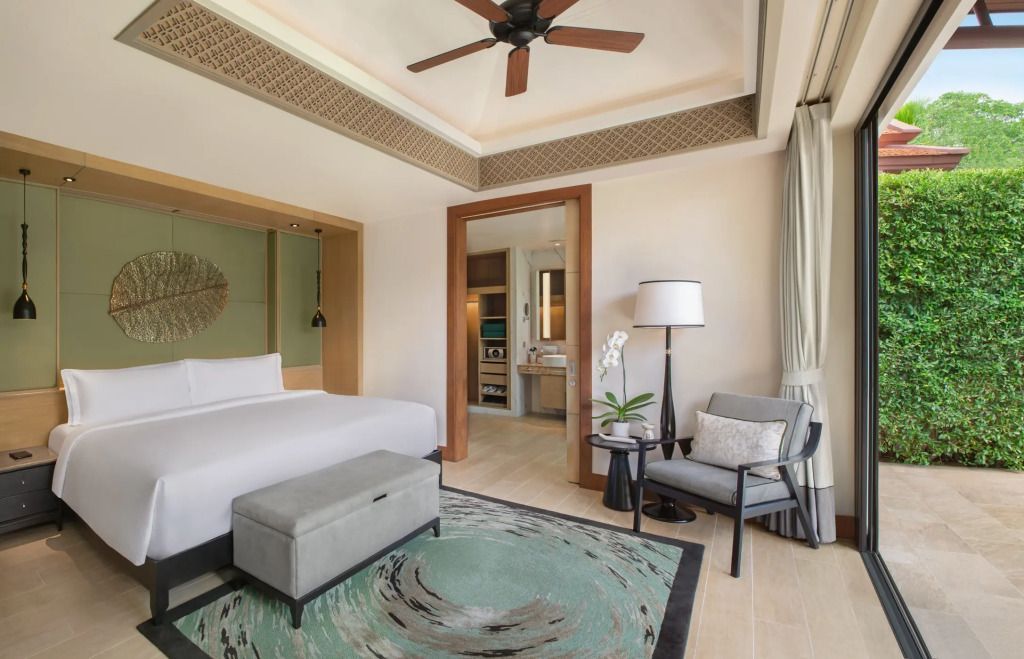 Helles und modernes Schlafzimmer mit Doppelbett und eleganter Einrichtung.
