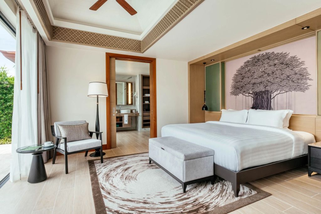 Geräumiges Zimmer mit Doppelbett und Zugang zu einem Badezimmer.