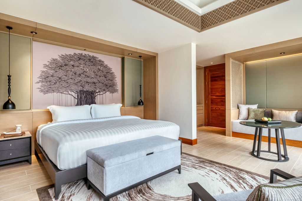 Schlafzimmer mit einem großen Bett und einem modernen Kunstwerk an der Wand.