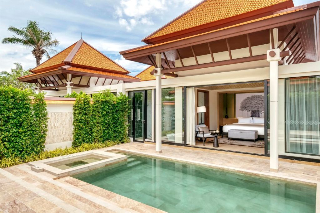 Außenansicht einer Villa mit Pool und Zugang zum Schlafzimmer.