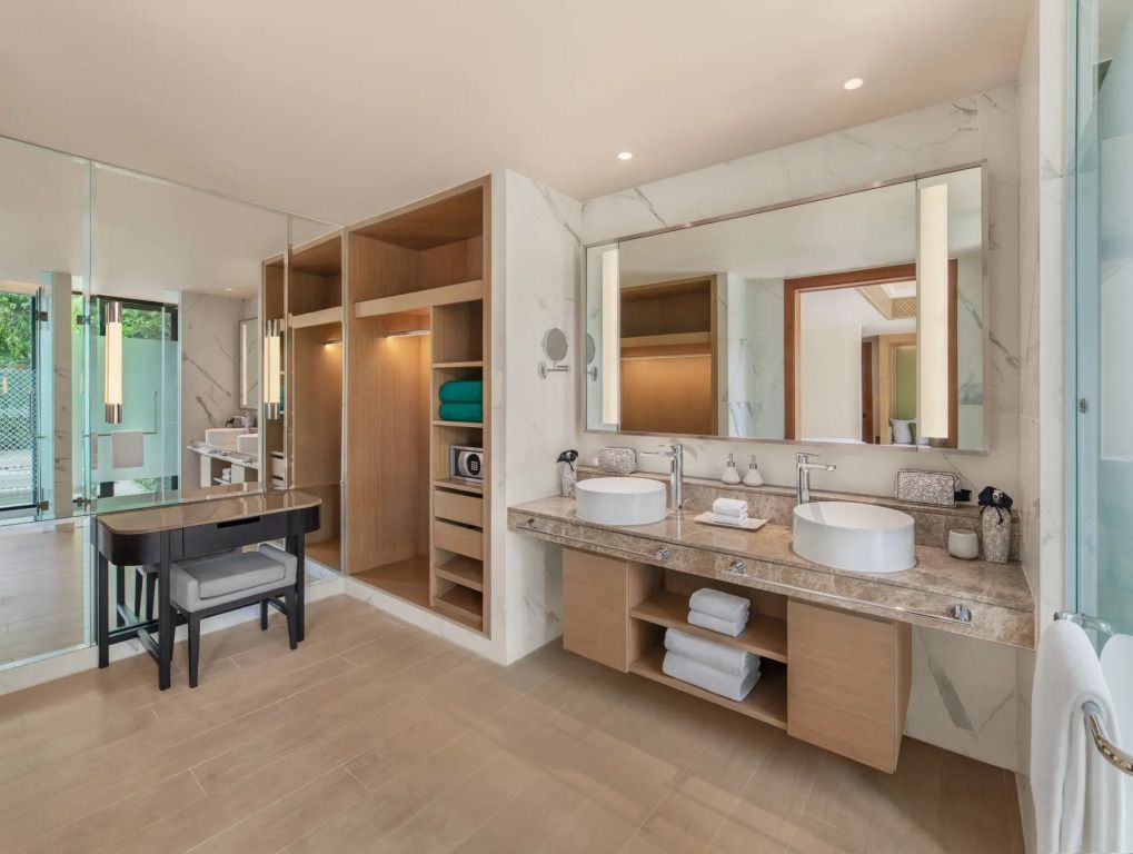 Modernes Badezimmer mit Doppelwaschbecken und großem Spiegel.