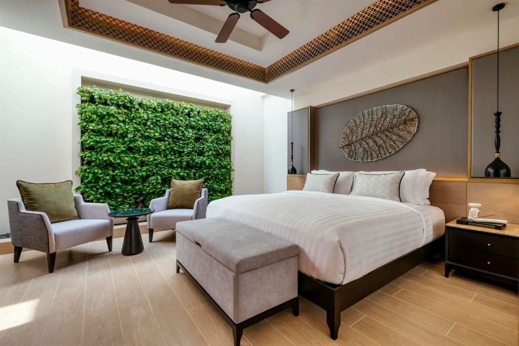 Geräumiges Schlafzimmer mit grünem Wandpaneel und eleganter Dekoration