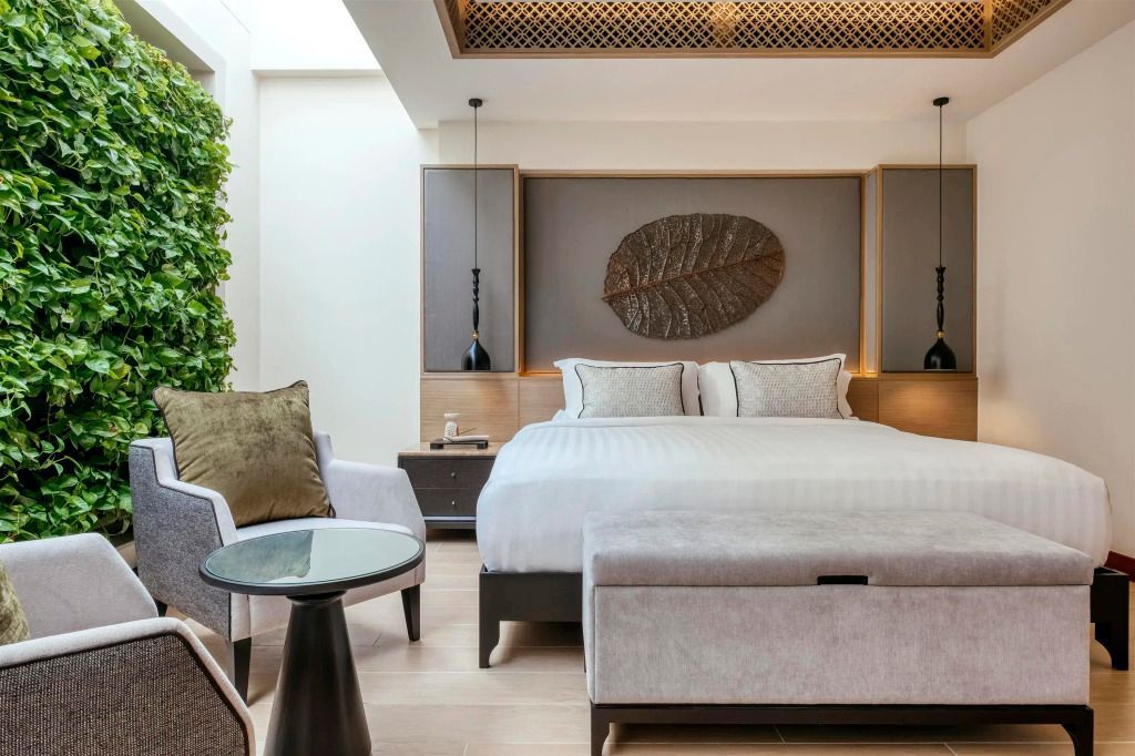 Modernes Schlafzimmer mit Doppelbett und stilvollen Dekorelementen