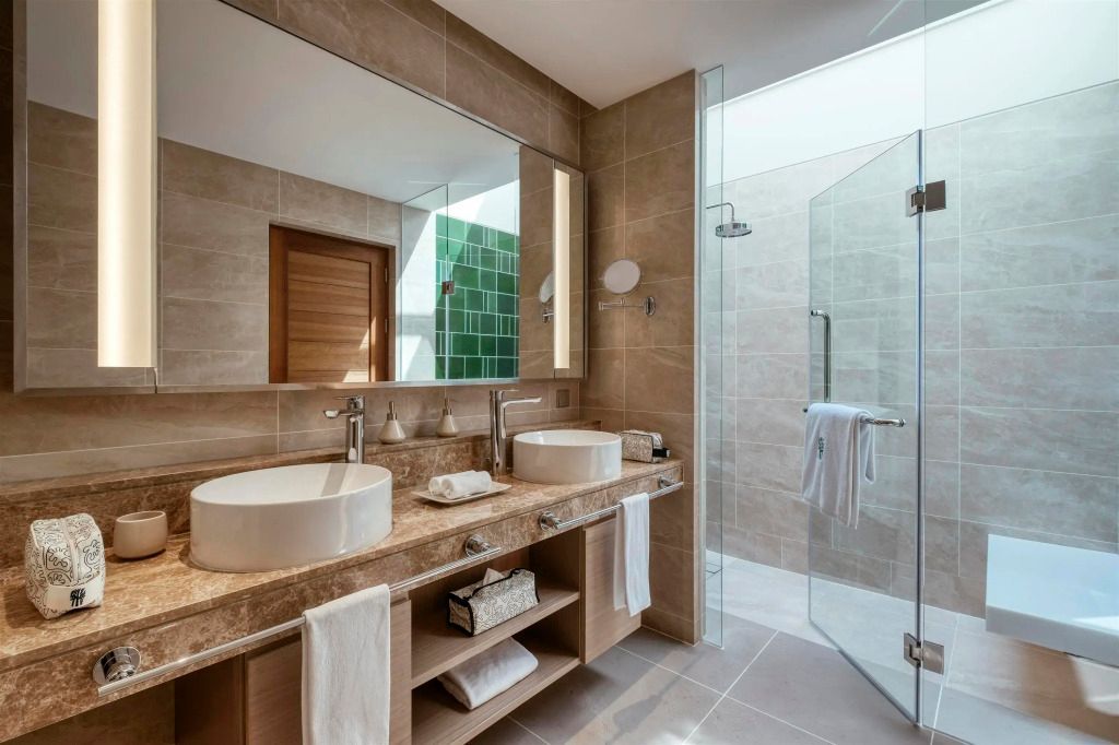 Luxuriöses Badezimmer mit zwei Waschbecken und Glasdusche