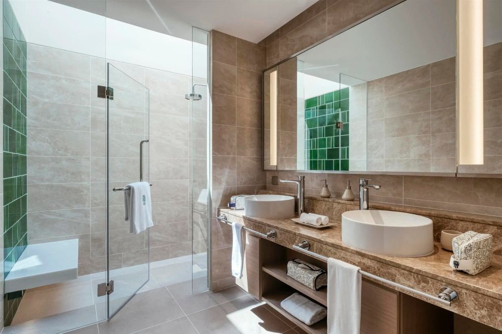 Helles Badezimmer mit großer Glasdusche und eleganter Ausstattung