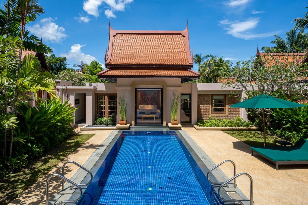 Private Villa mit eigenem Pool und traditionellem thailändischem Dach.