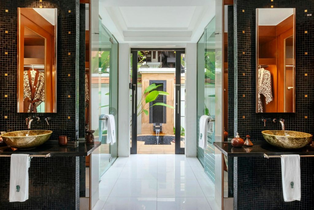 Luxuriöses Badezimmer mit Glasdusche und Blick in den Garten