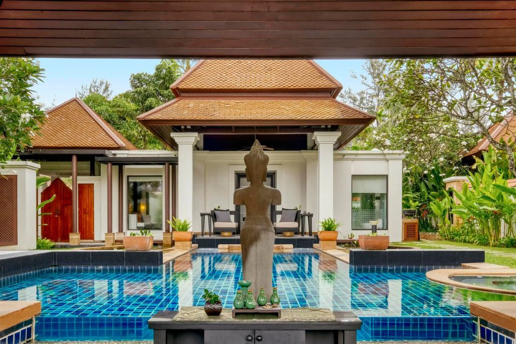 Privater Pool mit Statue und traditionell inspirierter Architektur