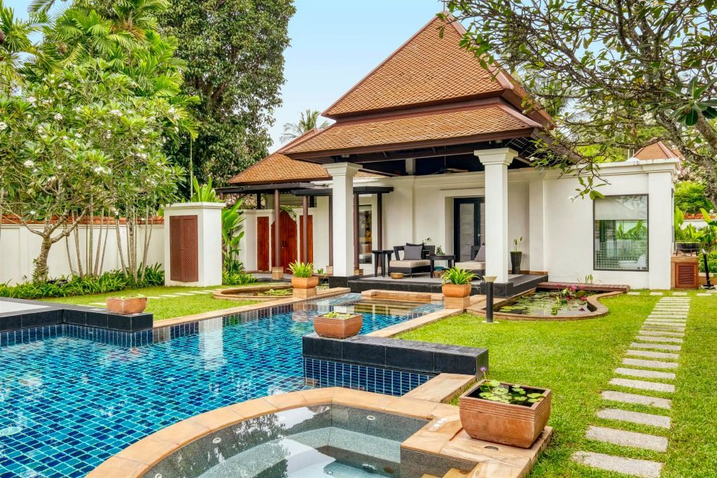 Architektonisch beeindruckende Villa mit privatem Pool und Garten
