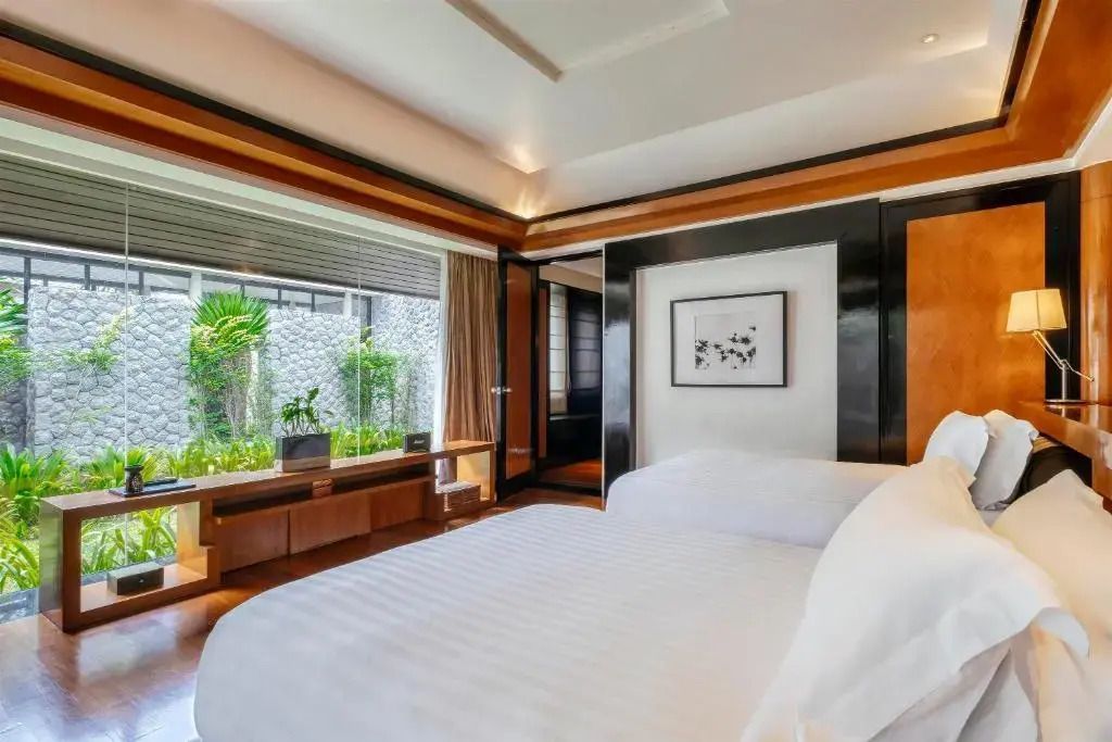 Geräumiges, stilvolles Schlafzimmer mit Gartenblick.