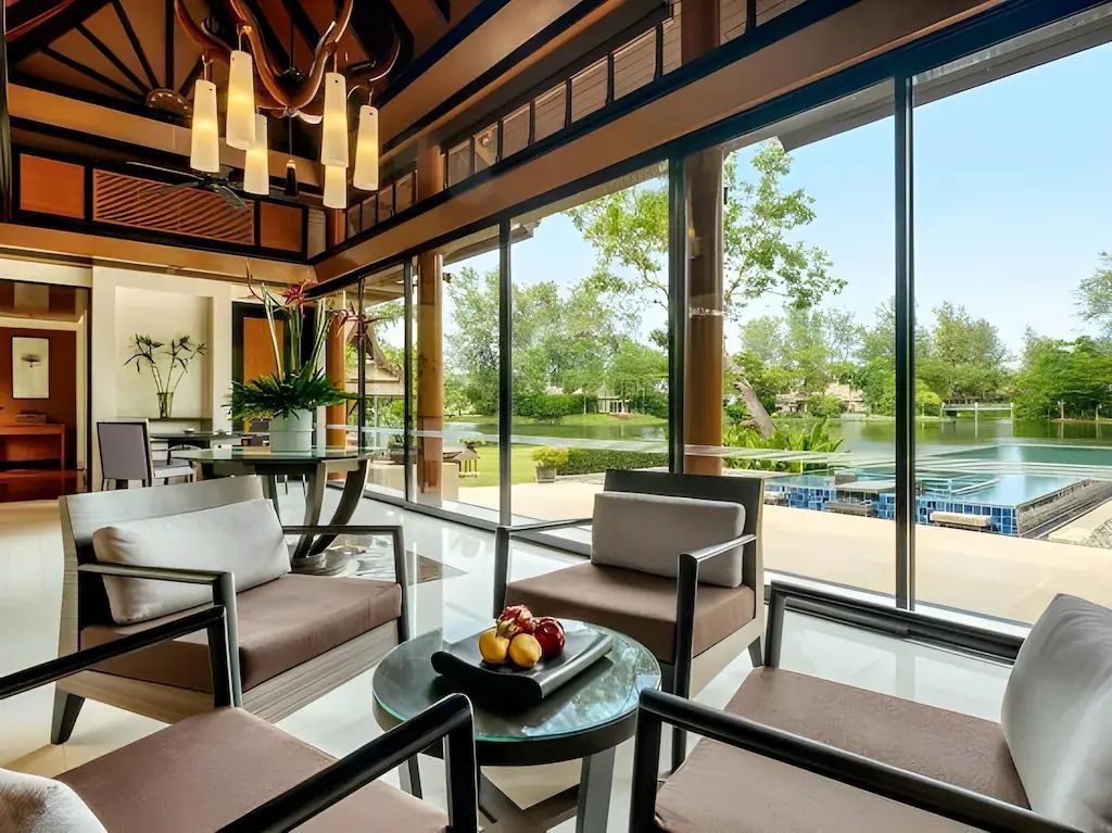 Geräumige Lounge mit moderner Einrichtung und Gartenblick.