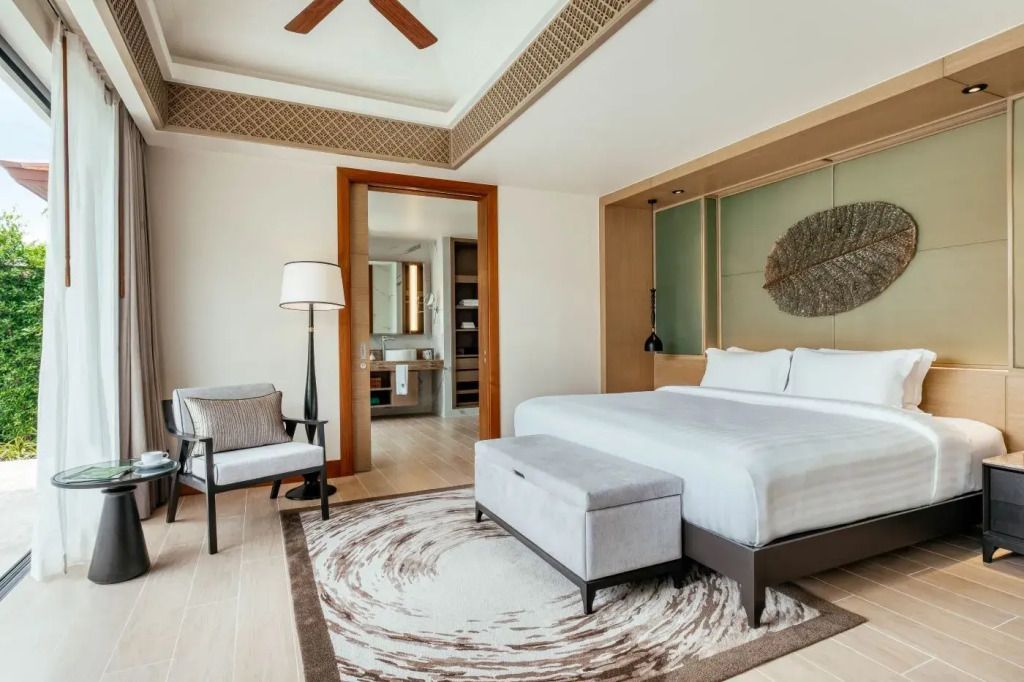 Elegantes Schlafzimmer mit großem Bett in der Wellbeing Sanctuary Pool Villa