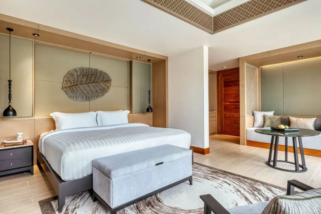 Modernes Schlafzimmerdesign in der Pool Villa mit gemütlichem Ambiente