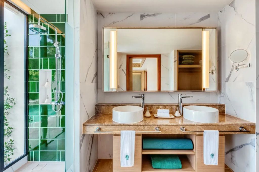 Luxuriöses Badezimmer mit Doppelwaschbecken und Marmordetails in der Pool Villa