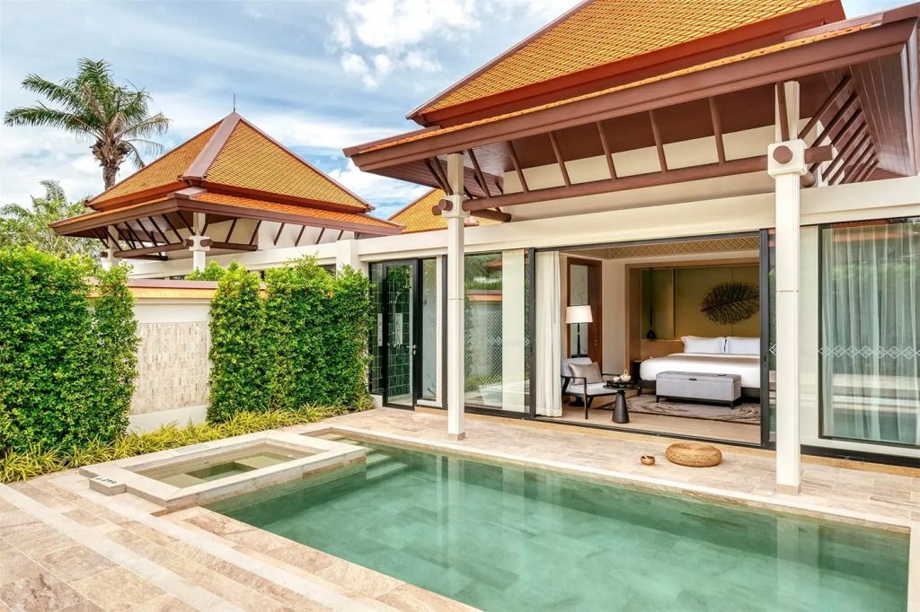 Private Terrasse mit Pool und Blick ins Schlafzimmer der Villa