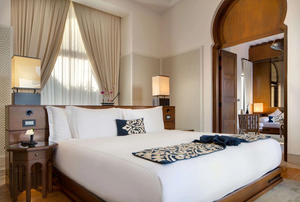 Helles Schlafzimmer mit großem Bett und eleganter Einrichtung