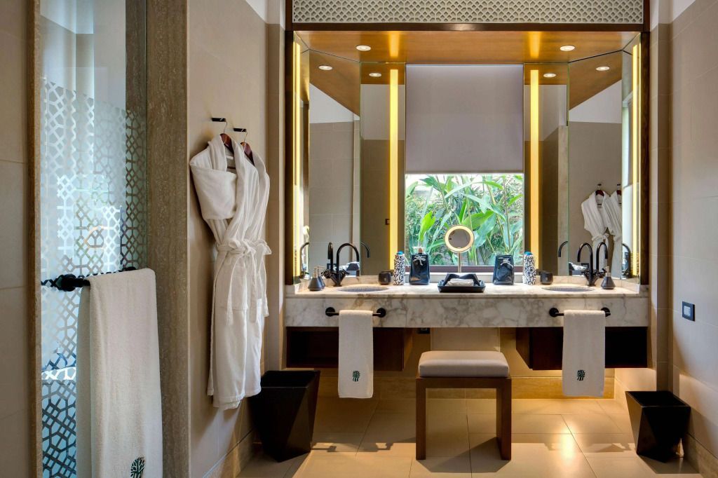 Luxuriöses Badezimmer mit großem Spiegel und moderner Ausstattung