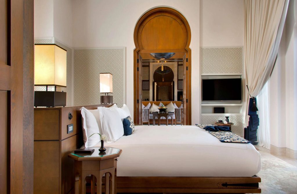 Luxuriöses Schlafzimmer mit großem Bett und eleganten Holzakzenten