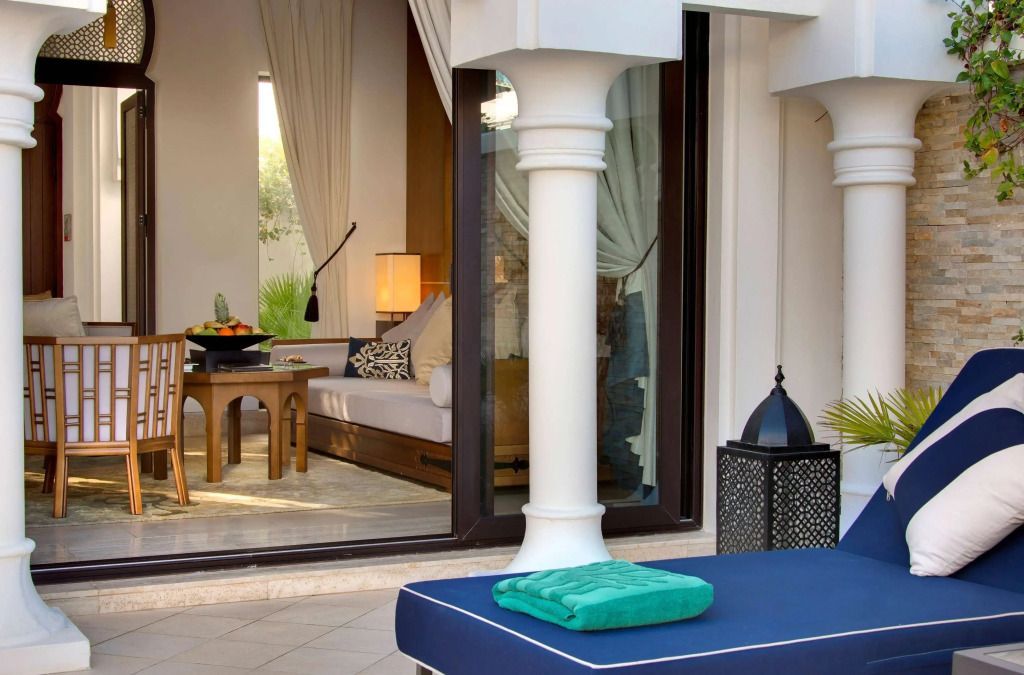 Elegante Terrasse mit Blick ins Zimmer und eine Liege