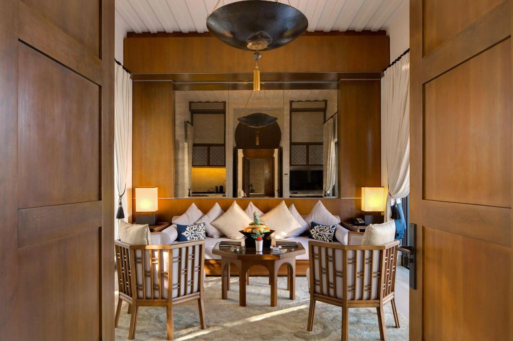 Elegantes Wohnzimmer mit Designer-Sofas und stimmungsvoller Beleuchtung.