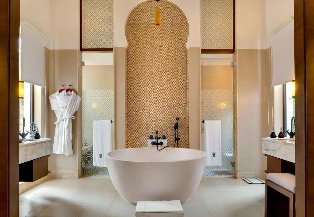 Harmonisch gestaltetes Badezimmer mit edler freistehender Badewanne und klassischem Design.