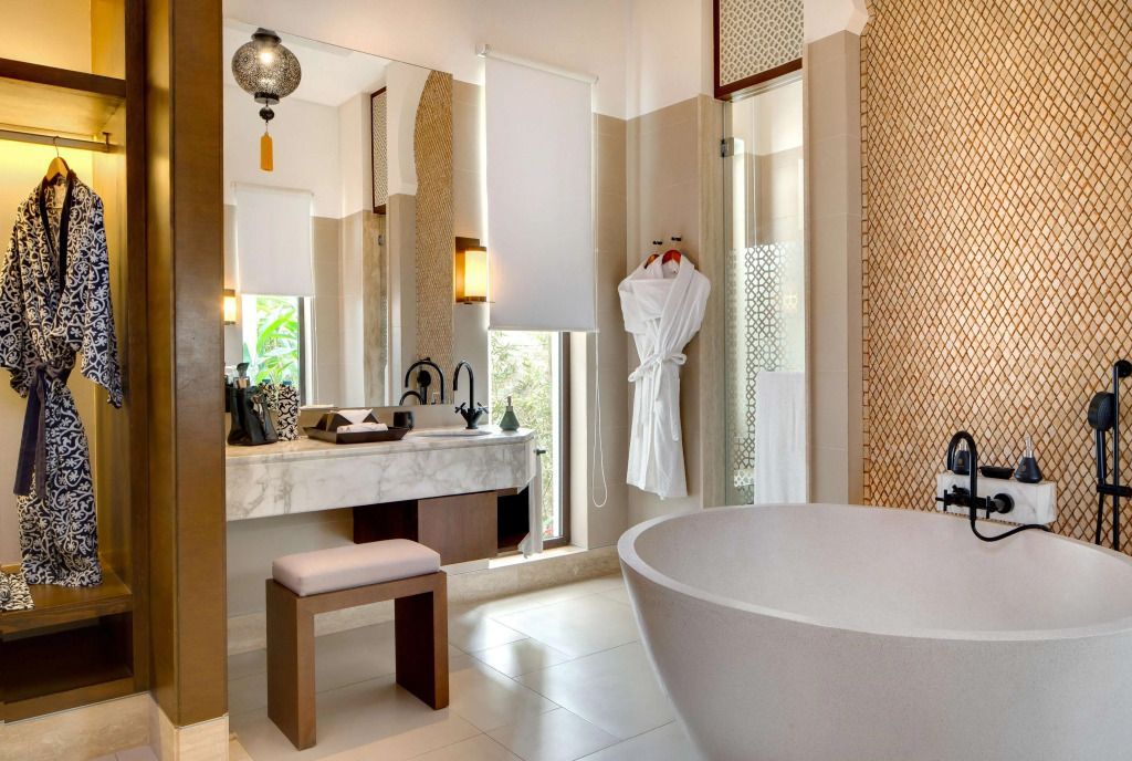 Modernes Badezimmer mit Marmorwaschtisch und stilvollen Details in der Villa.